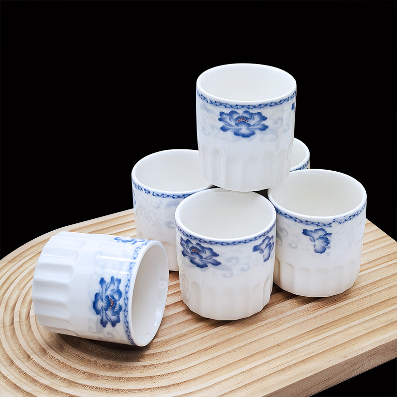 [Al por mayor] tazas de cerámica de medio patrón tazas de té tazas de vino esmaltadas flores azules coloridas tazas de té comerciales domésticos tienda de 2 yuanes