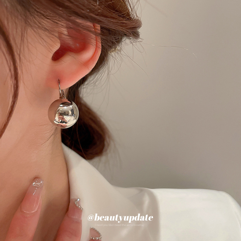 Corea del Sur Dongdaemun diseño de moda sentido oreja hebilla pendientes de estilo frío para las mujeres Pendientes de gancho de oreja de grano redondo de metal simple