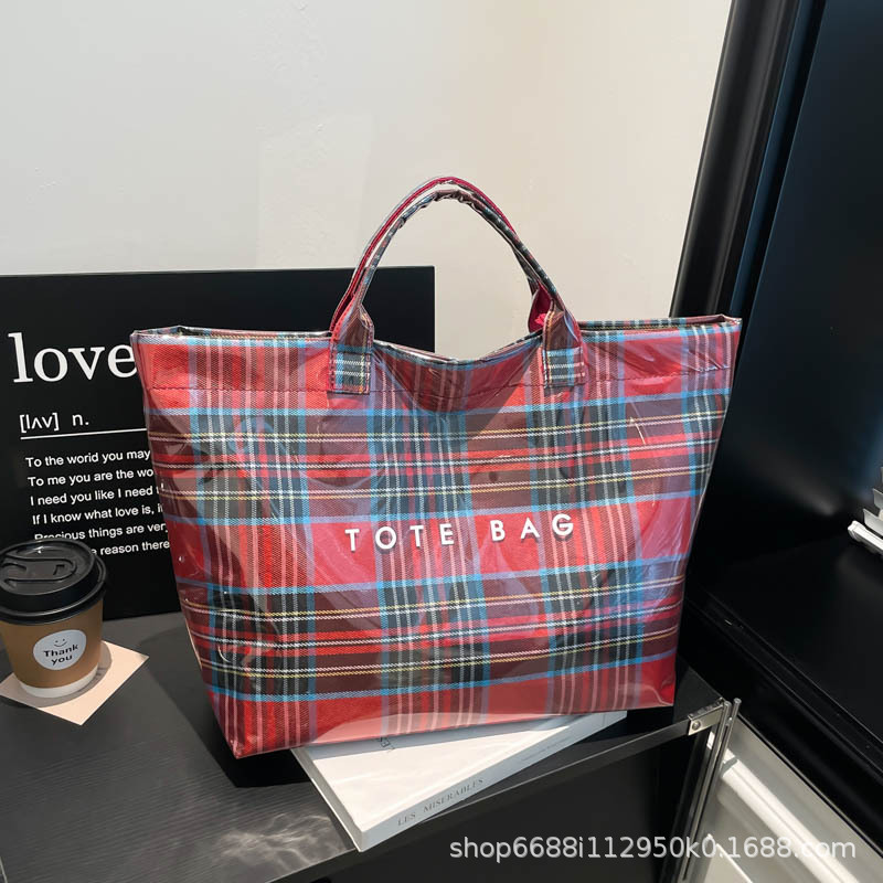 休闲通勤大容量轻便格子防水PVC新款时尚百搭单肩包大学生托特包