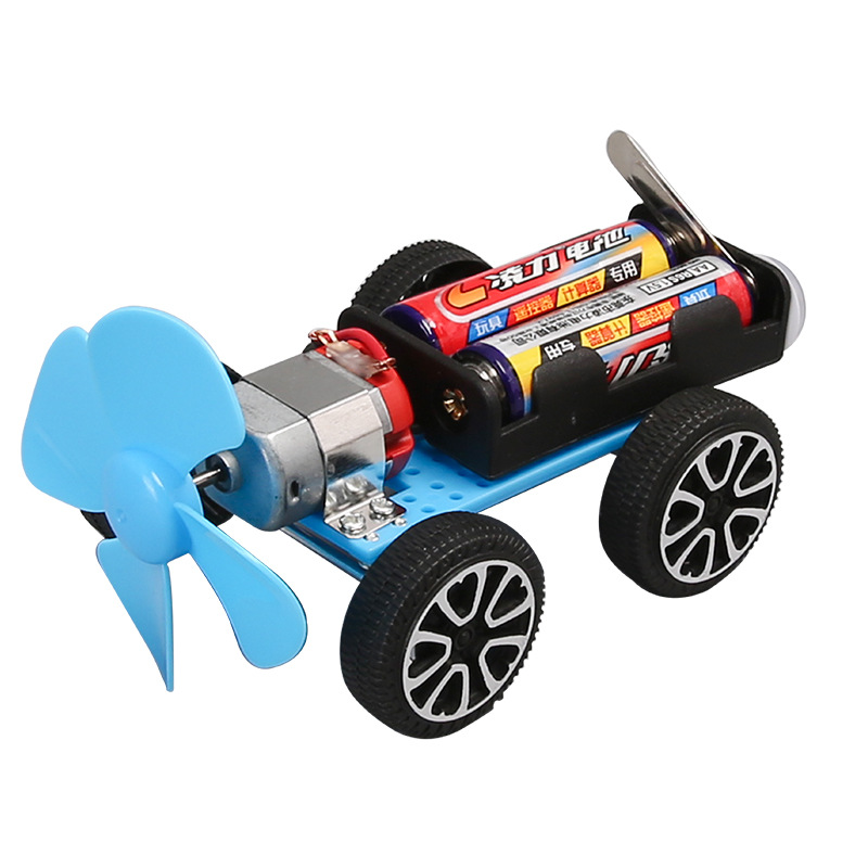 Experimento científico, estudiante de jardín de infantes, equipo hecho a mano, tecnología, pequeña producción, bricolaje, automóvil de viento, regalo para niños