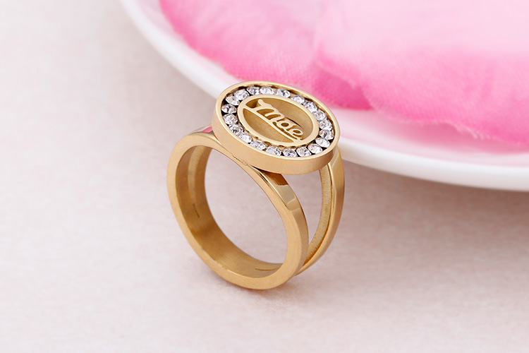 Bague En Zircone Ronde Avec Lettre Anglaise En Acier Au Titane display picture 4