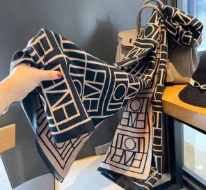 シンプルな千鳥格のマフラーの女性秋冬の新型は軽くて豪華な風の長いタイプに合わせて、カシミヤの保温のマントを厚くします。