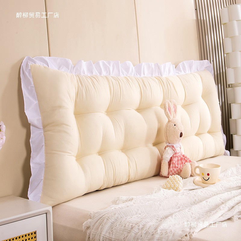 The bedside cushion relying on the back of the princess wind bed