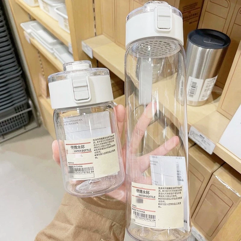 Портативная пластиковая бутылка (MUJI) — крышка с откидывающимся механизмом, вместимость 350 / 550 / 800 мл