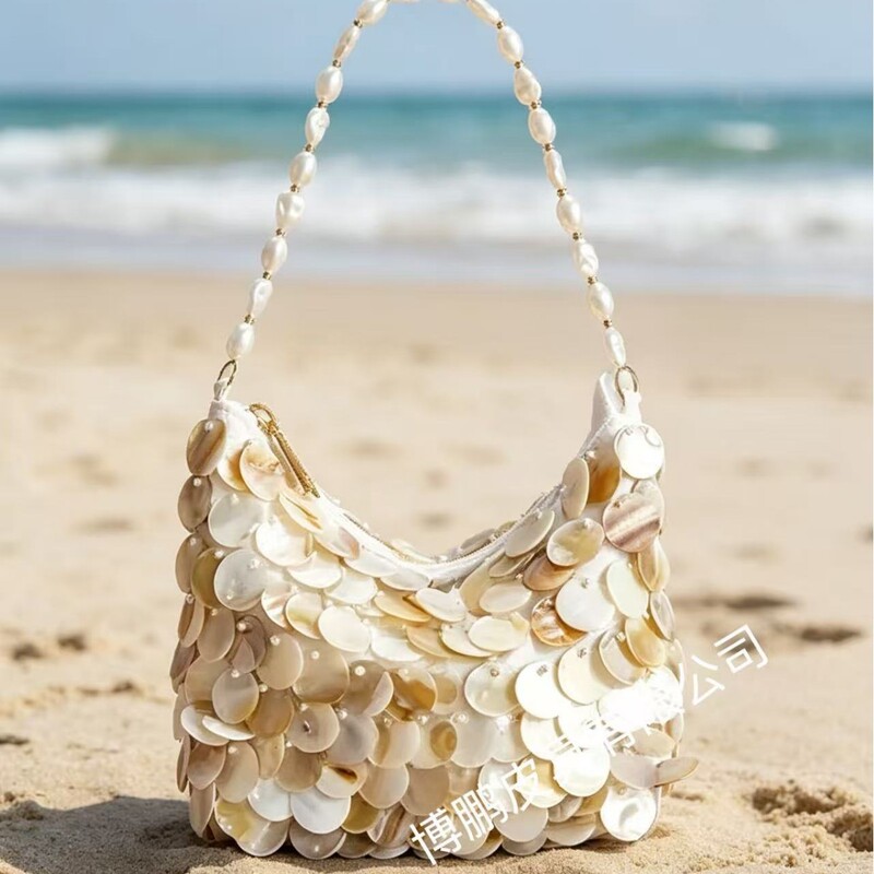 Beach Vacation Style Natural Shell Piece Underarm Bag with Gentle Pearlescent Beaded Shoulder Strap Design, Versatile Single Shoulder Crossbody Bag