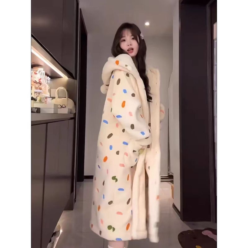 カラーの波の点のプリントのサンゴの絨毛の寝衣の女性の冬の絨毛の厚い立襟のパジャマは家の服の寝衣を着ることができます。|undefined