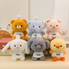 かわいいテーブルの子供の小さい動物は子供のぬいぐるみのぬいぐるみに付き添って人形をなだめて機械の人形をつかみます。