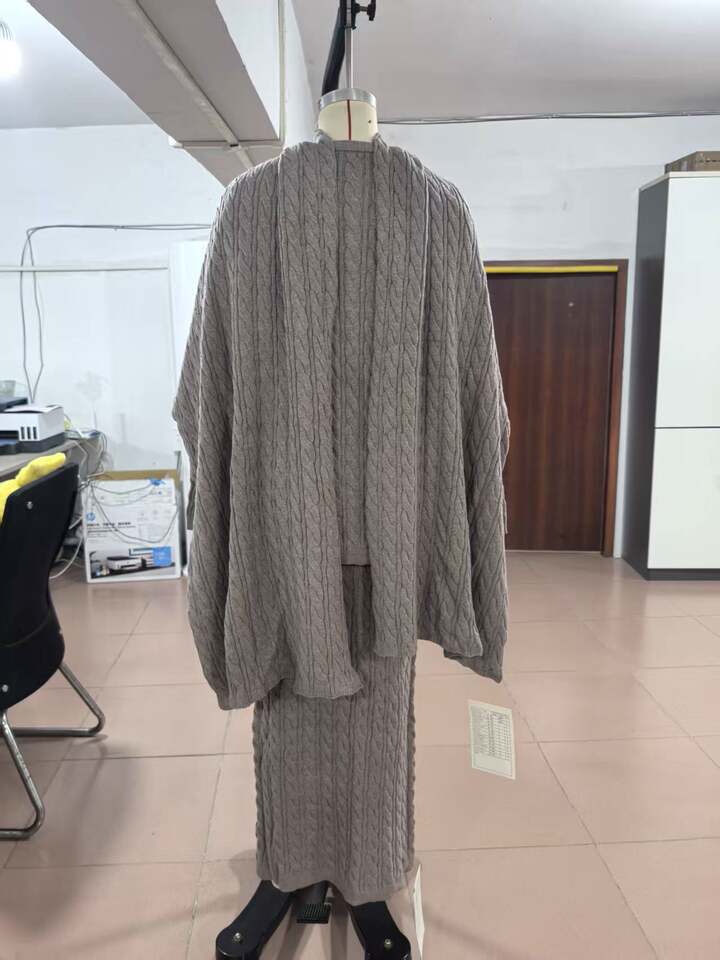 Bộ ba món áo len dệt kim tay dài kèm khăn choàng và chân váy dài — Màu cà phê, Màu sô cô la, Màu trắng, màu xám chi tiết 7