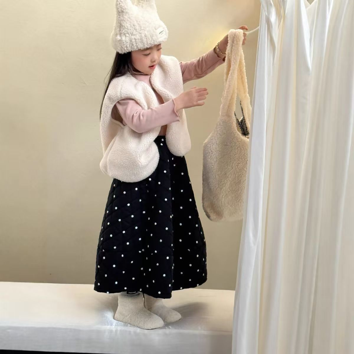 Niñas gruesas y cómodas falda de punto de invierno 2025 nuevos productos coreanos para niños puntos calientes A-shape falda larga de moda