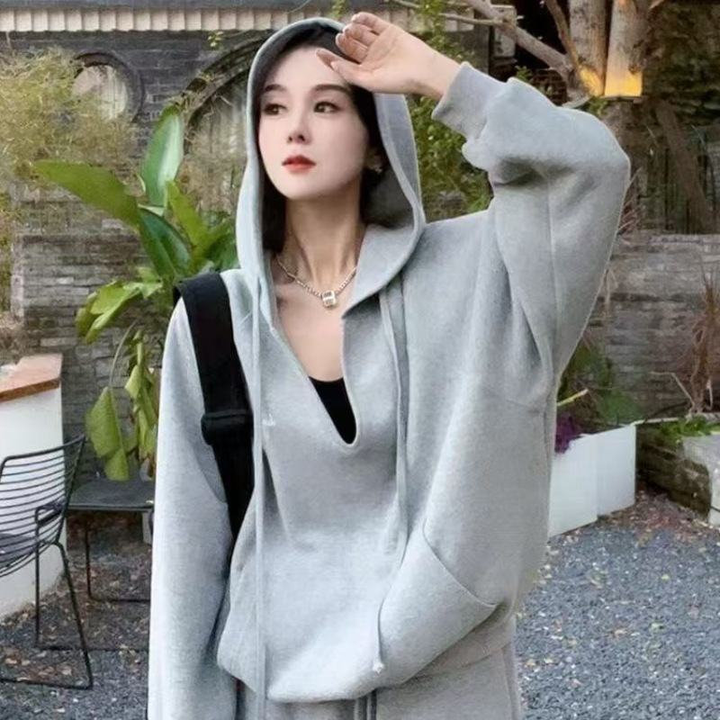 Korean Style Gray V Neck Sweatshirt Suit for Women in Autumn and Winter, Loose, Fashionable, Age-Reducing Casual Sportswear Two-Piece Set