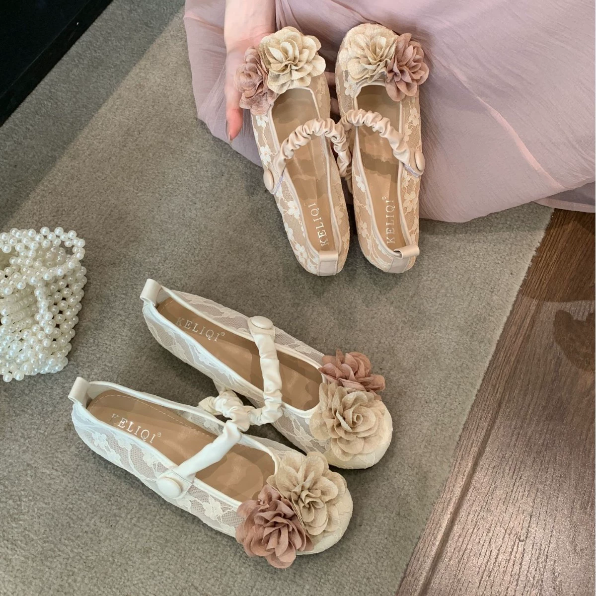 Весенне-летний период цветения в 2025 году – это как сказка! Милые женские туфли Мэри Джейн с круглым носком и кружевными цветами, весенние балетки с внутренним увеличением.