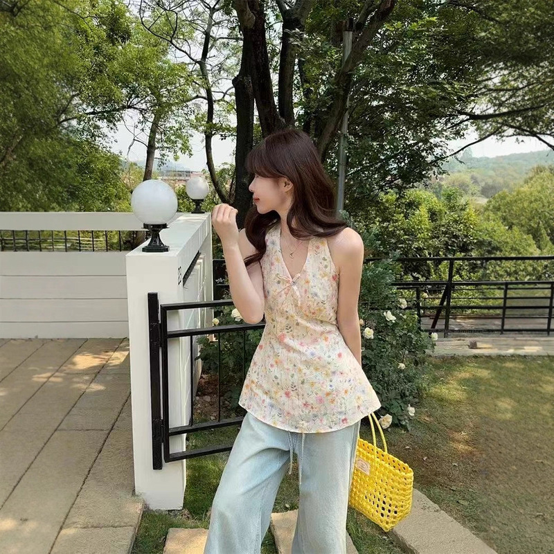 2025 New Summer Style Elegant Waist Slimming Look Sweet Niche Design Halterneck V-Neck Sleeveless Vest for Women