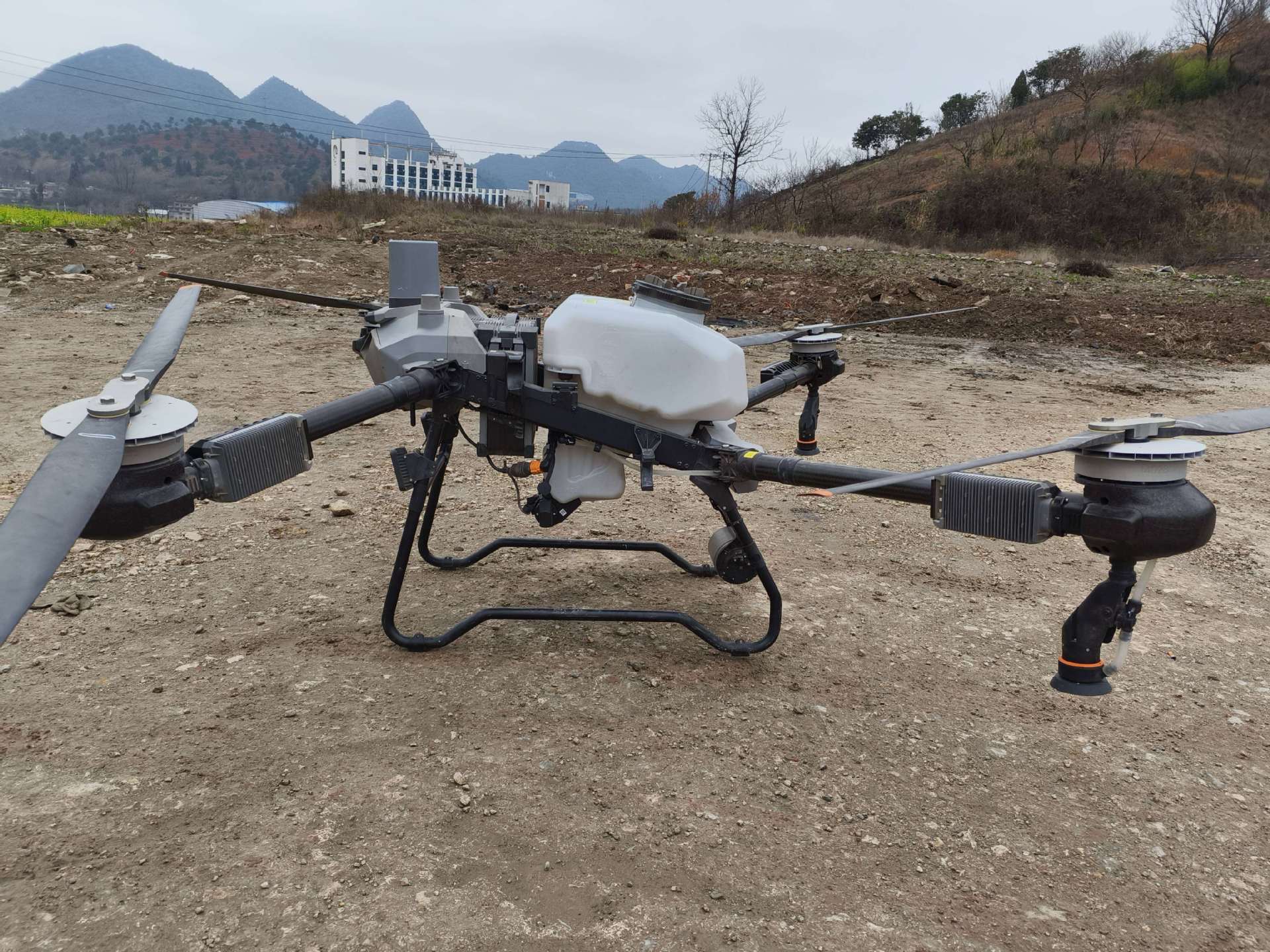 农业载重无人机载重贵州农业无人机喷药撒肥喷雾吊运大面积作业