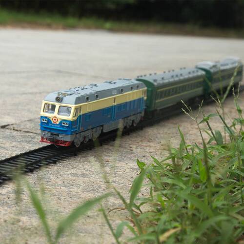 Wireless remote control Dongfeng 4B internal combustion engine retro electric green leather train toy boy locomotive super long rail car