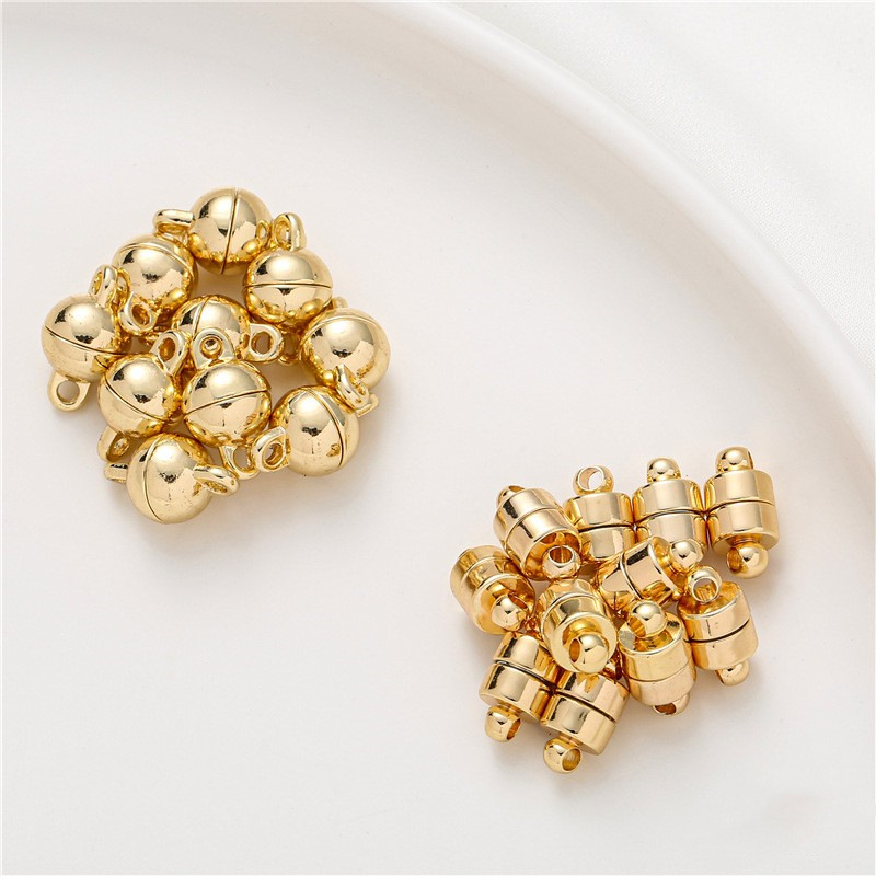 Magnetic spherical necklace