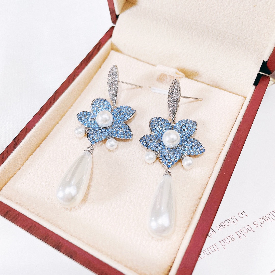 fashionable earrings drop-shaped from pearl