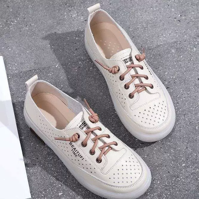 Настоящие мягкие кожаные белые туфли 2025 Весна-Осень Новые универсальные плоские кроссовки Повседневные спортивные перфорированные женские туфли.