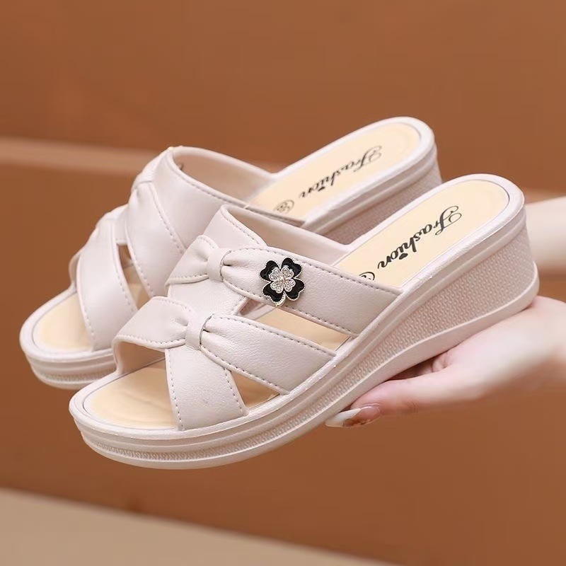 2025 New Thick-Soled Outer Wear Mom Slippers for Women Summer Versatile Non-Slip Wedge Slippers Lightweight Slippers
