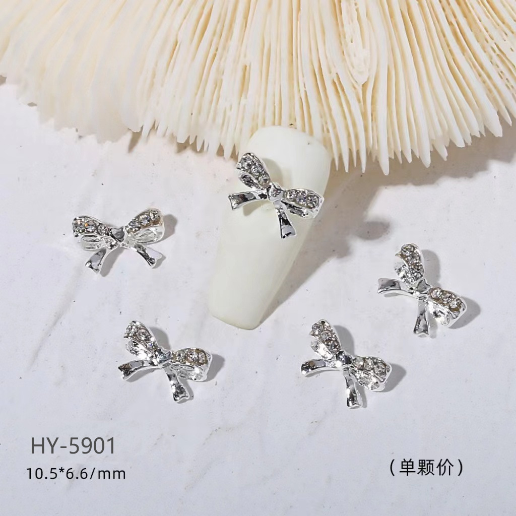 Venta caliente taladro de uñas arco de plata joyería tridimensional flash diamante esmalte de uñas decorativo diamante acabado pieza de uñas traje de joyería