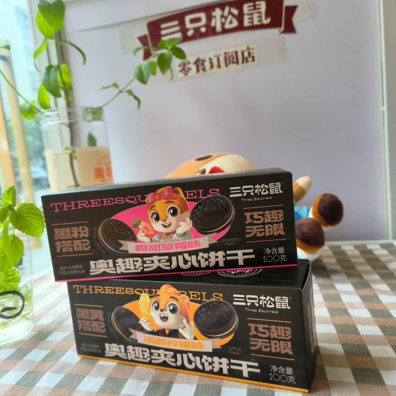 Three Squirrels Aoyu Sandwich Biscuits 100g Strawberry Flavor Chocolate Flavor Snack Delicious and Satisfying