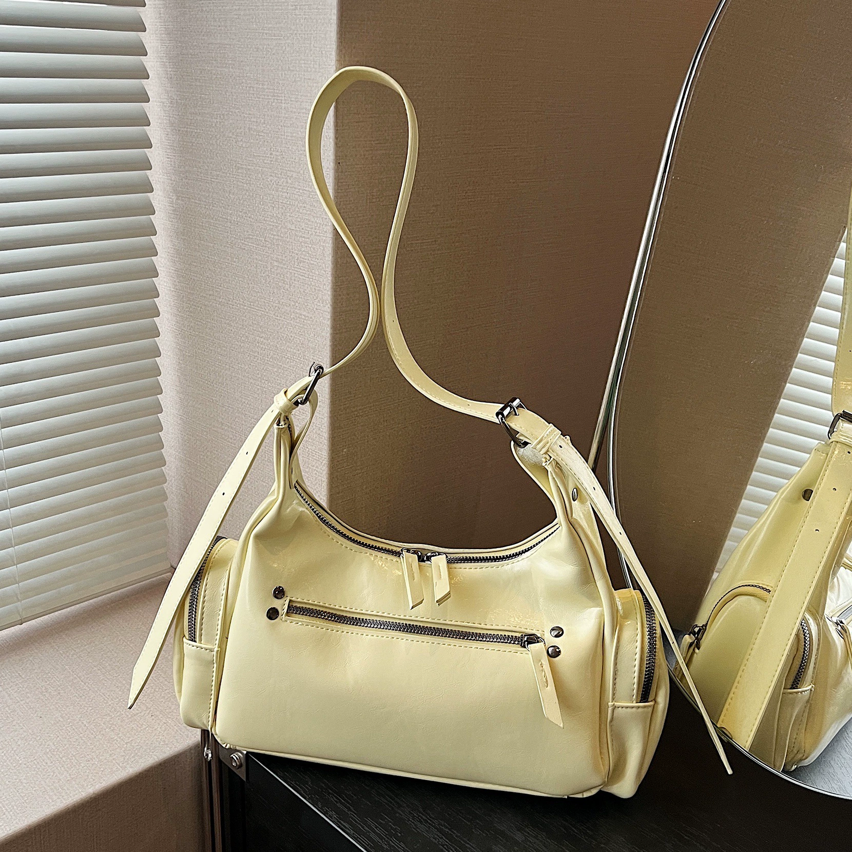 Fashionable capacious one-shoulder bag