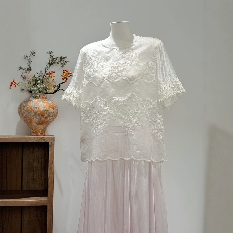 2026 Summer Elegant and Sophisticated Style with a Cool and Relaxed Vibe, New Chinese Zen Style White Embroidered Lace Patchwork Blouse 2026 Summer Elegant and Sophisticated Style with a Cool and Relaxed Vibe, New Chinese Zen Style White Embroidered Lace Patchwork Blouse