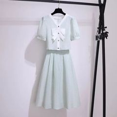 夏の小柄な女性のプロの通勤超妖精の新鮮なVネックリボントップとハーフスカートのツーピーススーツ