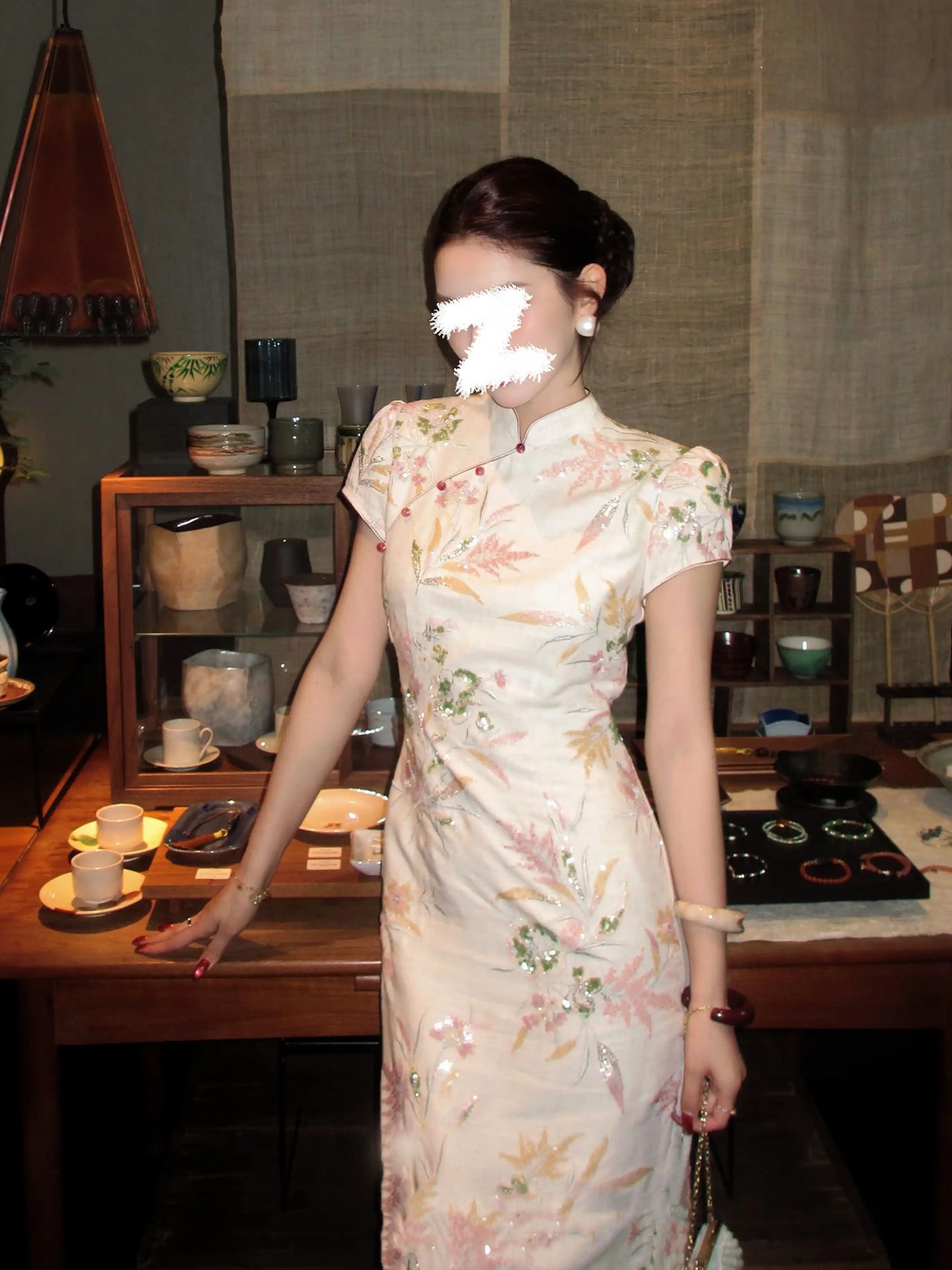 Đầm maxi nữ thắt eo kiểu sườn xá cải tiến thêu hoa tay dài — màu trắng ngà