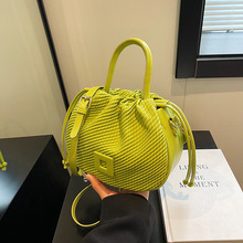 小众设计水桶包包女包2024新款时尚夏季网红手提包百搭单肩斜挎包