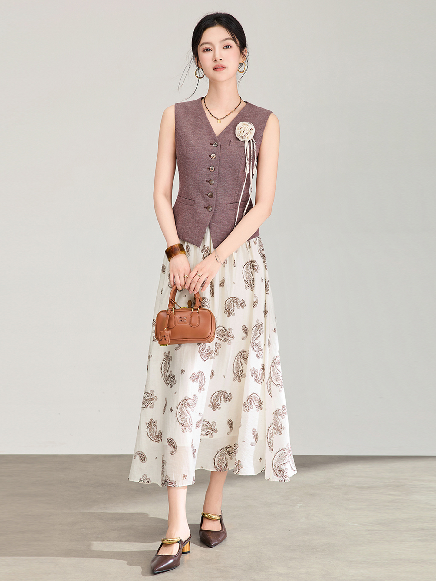 Set áo gile len phối váy maxi in hoa phong cách boho mùa hè — Màu cà phê