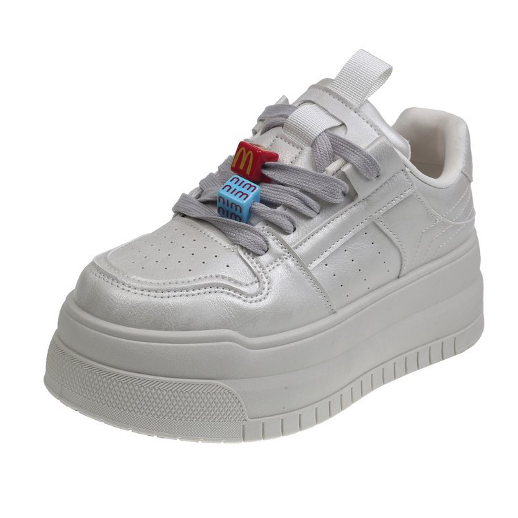 Zapatos blancos de suela gruesa para mujeres 2025 primavera nuevos zapatos de skate casuales de diseño popular popular sensación de zapatos de pan