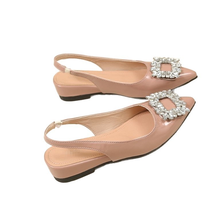 Baotou sandalias de mujer de diamante botón de talón bajo para usar zapatillas frías de verano 2026 nuevo estilo francés con falda puntiaguda detrás de zapatos vacíos
