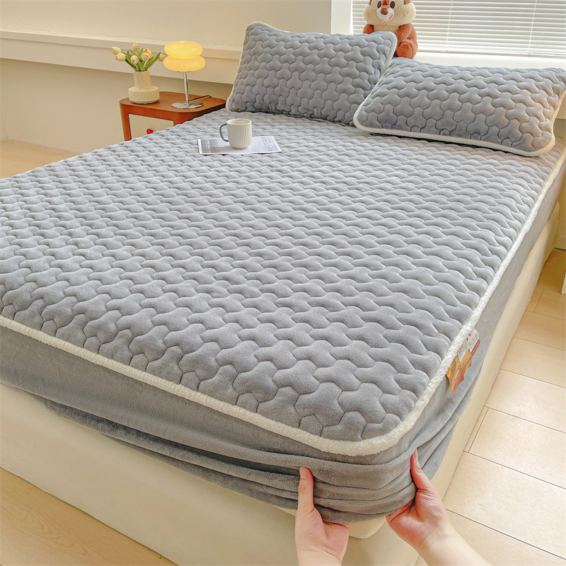 2024 invierno nuevo estilo color sólido color liso leche terciopelo acolchado juego de cama de tres piezas cálido funda protectora Simmons