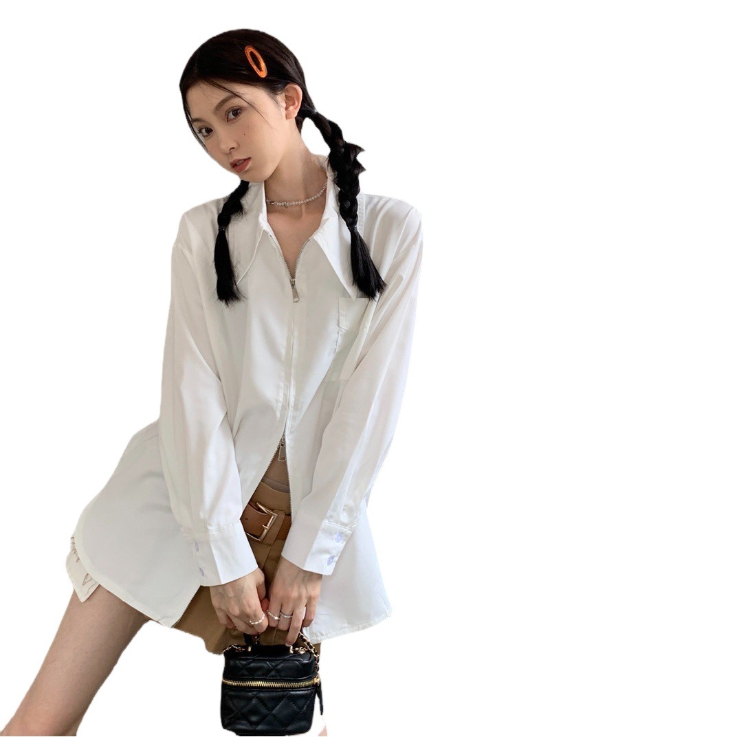 Chaqueta estilo Chanel blanca con doble cremallera, combinada con una nueva camiseta o camisa de verano para mujer, de corte holgado con cremallera.