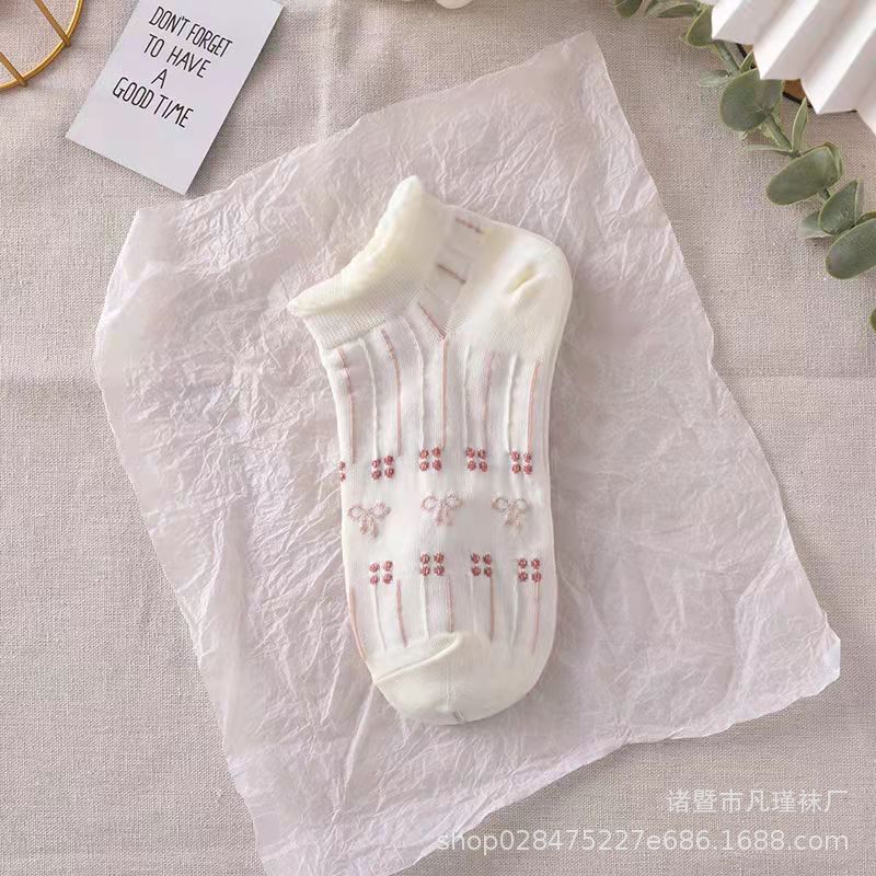 Calcetines cortos de moda del tobillo de la muchacha versátil del estilo coreano para los estudiantes Calcetines en relieve tridimensionales de encaje blanco calcetines de mujer primavera y verano