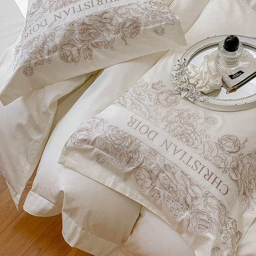 Light Luxury Style 100-count Long Staple Cotton Four-Piece Set with Delicate Girl Heart Embroidered Duvet Cover, Soft All-Cotton Bedding Set 1.8m