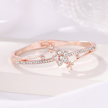 欧美新款时尚轻奢风气质三色花朵镶钻手镯高级感创意满钻手镯批发