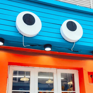Rotating and Flashing 3D Light Box with Moving Eyes, Popular Store Door, Waterproof Cock-Eyed Motor Advertising Sign