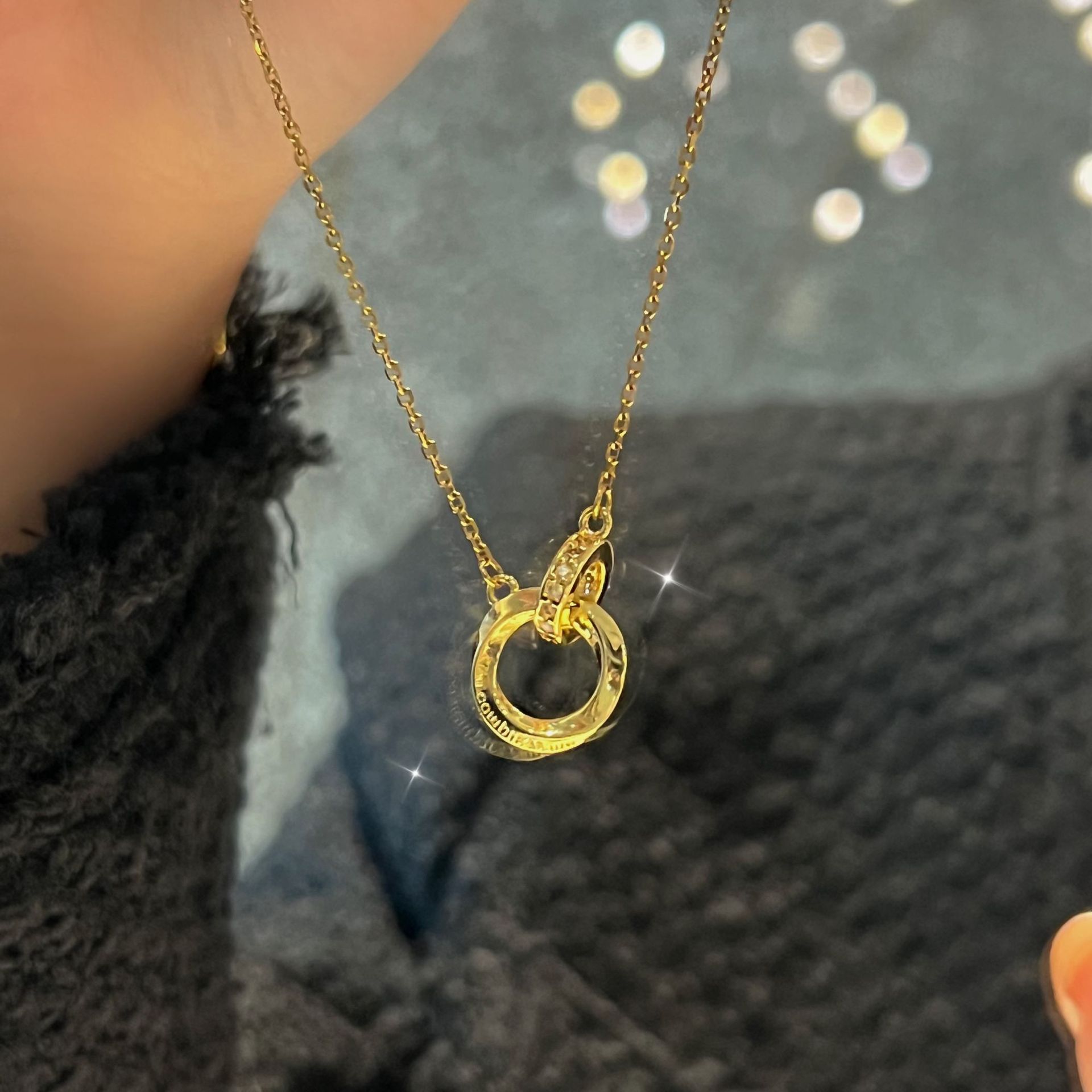 Mobius Circle Collar Mujer 2024 Nuevo estilo Acero de titanio Doble anillo Colgante Pareja Advanced Sense Cadena de clavícula al por mayor