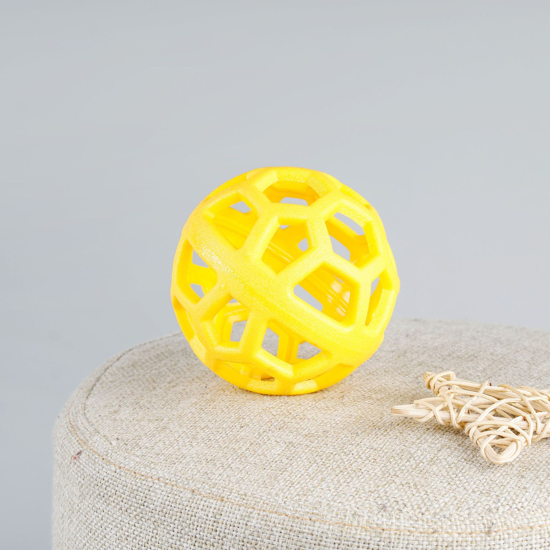 노란색 중공 공 (침묵)