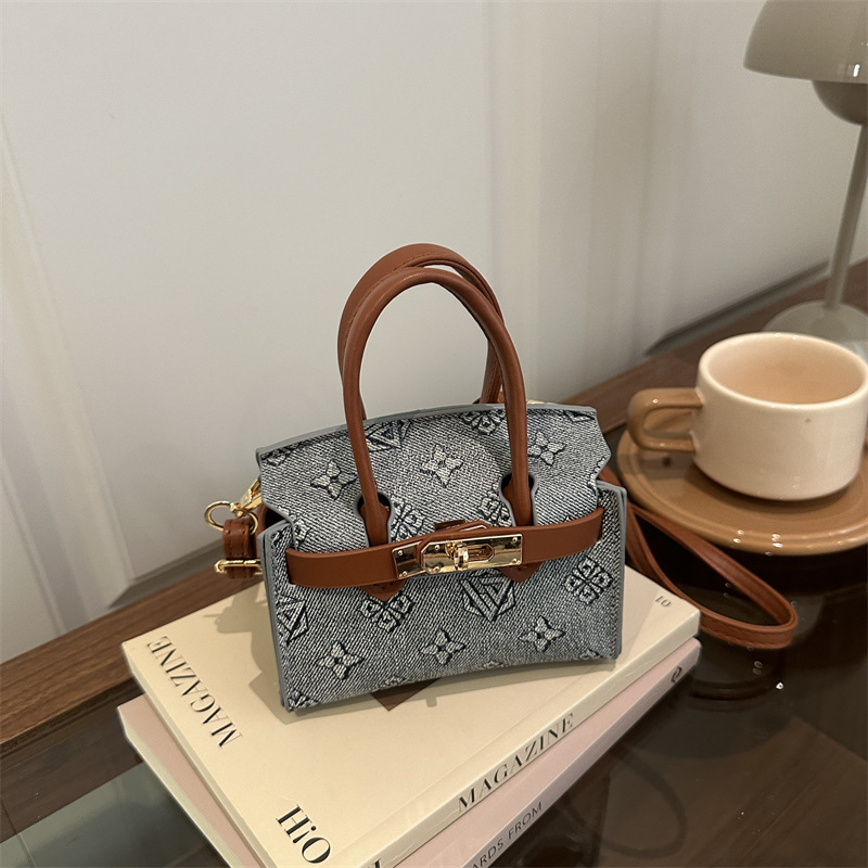Bolso vaquero azul desnudo