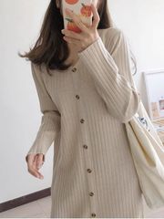シンプルで多用途な V ネックニットドレス女性のための 2025 秋と冬の新しいルーズでスリムなコート底セータースカート
