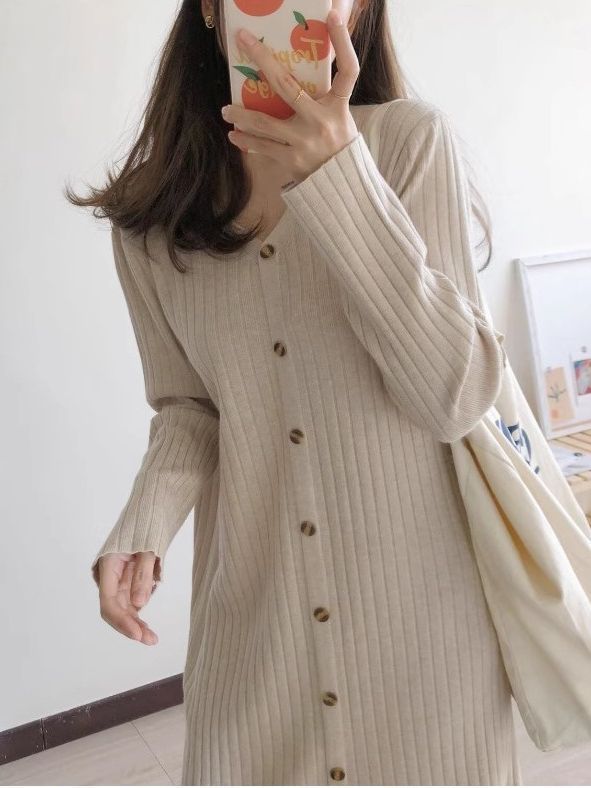 シンプルで多用途な V ネックニットドレス女性のための 2025 秋と冬の新しいルーズでスリムなコート底セータースカート|undefined