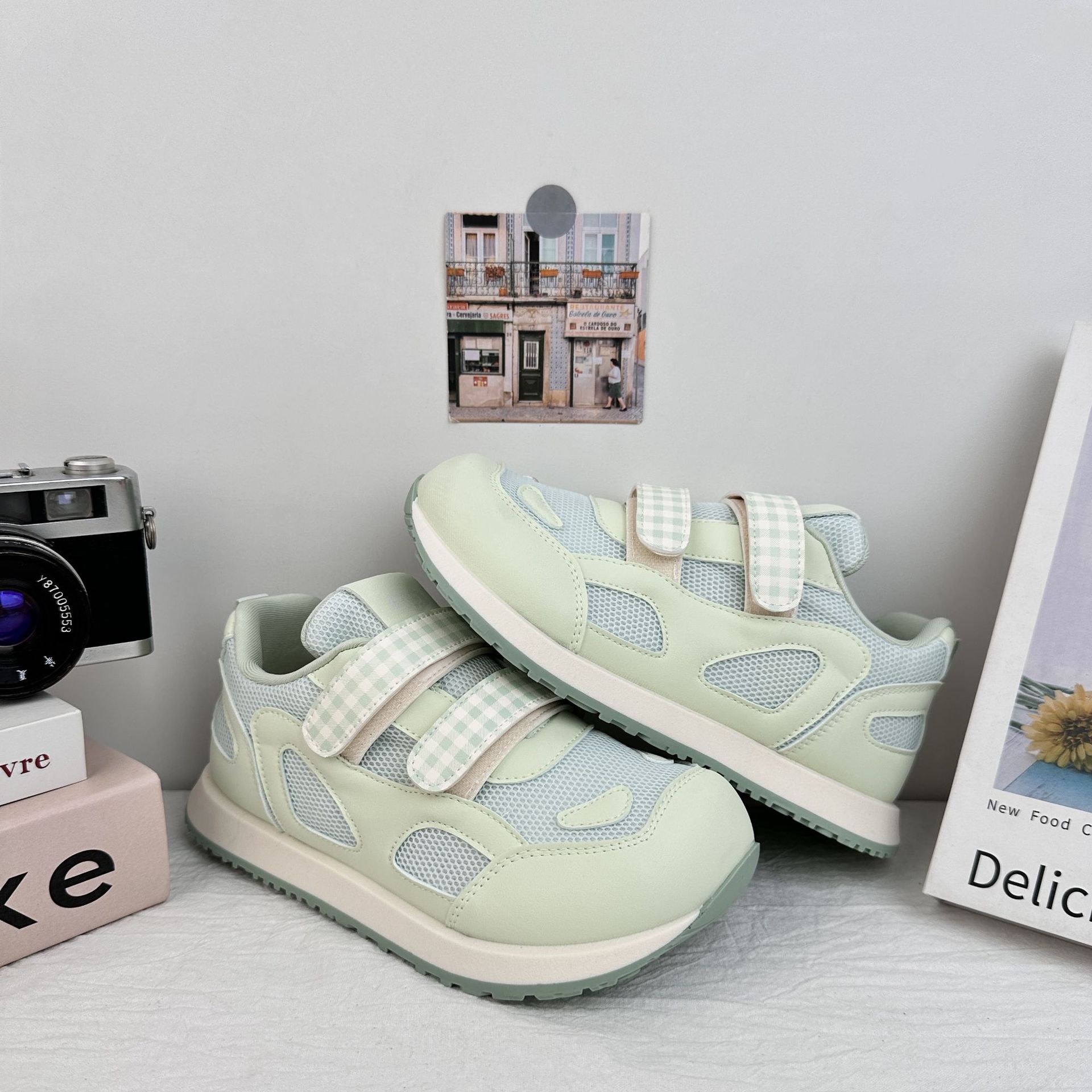 Yuanbo verano zapatos de skate delgados para mujeres 2025 nuevos zapatos de red para mujeres respirantes de malla velcro zapatos blancos pequeños