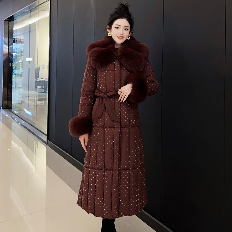 Trajes de algodón de pluma transfronterizos de invierno 2025 nuevos estilos con solapa de moda de mediana edad sobre la rodilla chaqueta de algodón de cintura larga chaqueta de moda