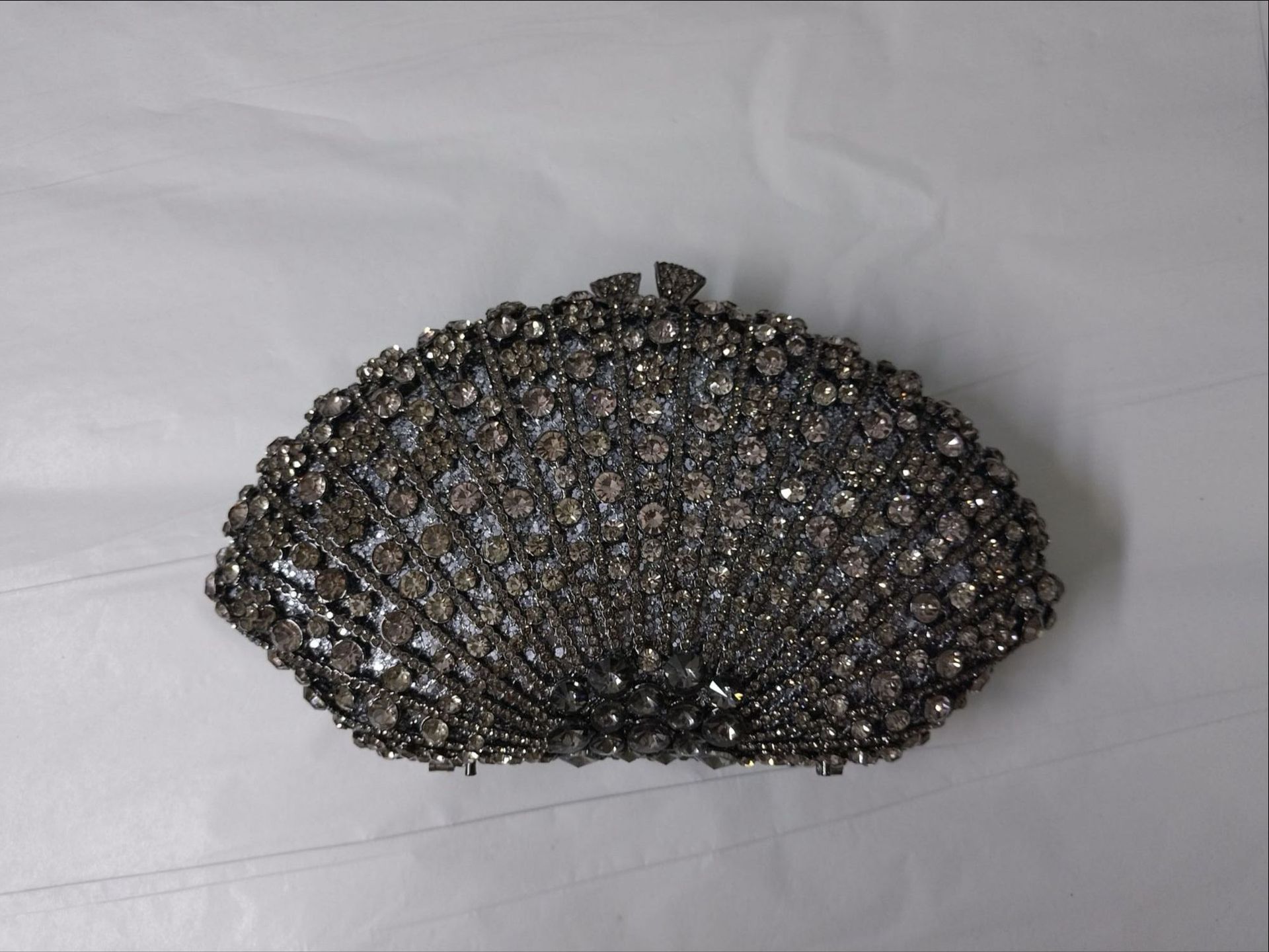 Bolsa de cena con diamantes en forma de ventilador transfronteriza bolsas de diamantes metálicas huecas bolsas de fiesta celebridades europeas y americanas reuniones anuales bolsas de mano de mujeres púrpura oscuro