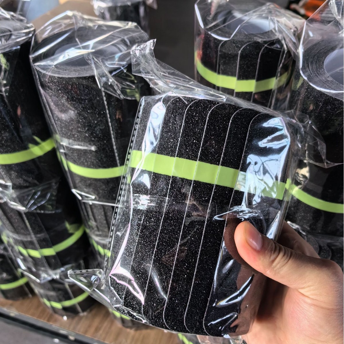 PET夜光80目耐磨防滑贴纸PVC砂纸警示金刚砂防滑胶带