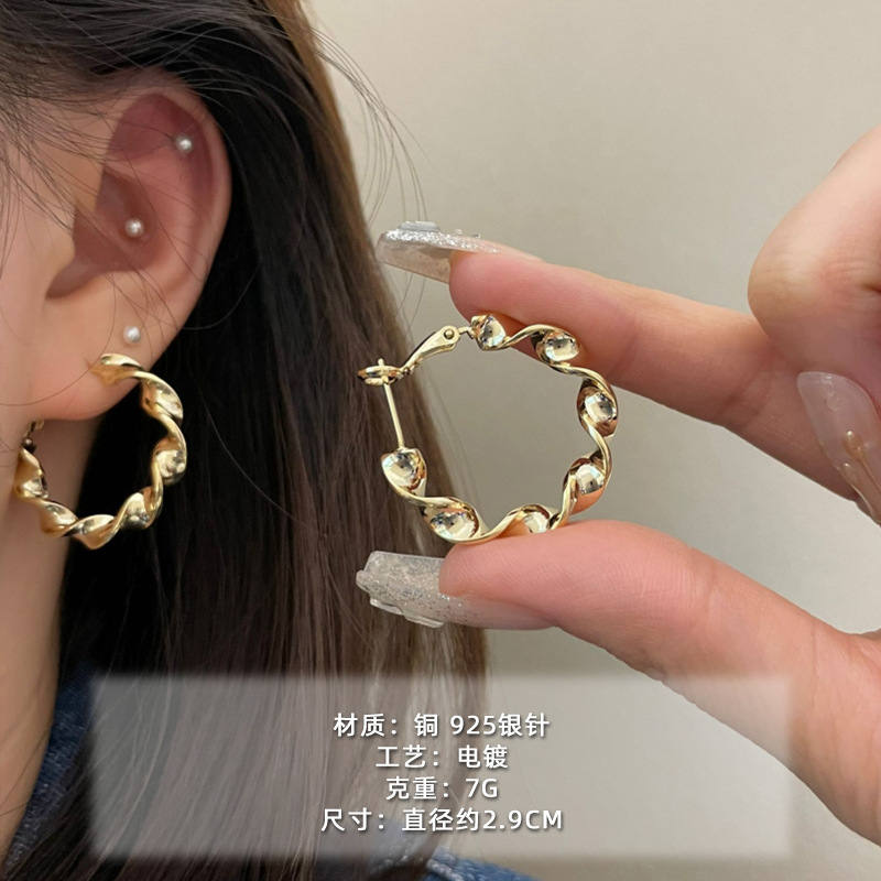 2025 nuevo estilo verano de moda anillo plateado círculo negro círculo fino temperamento europeo y americano aretes dorados de todo fósforo