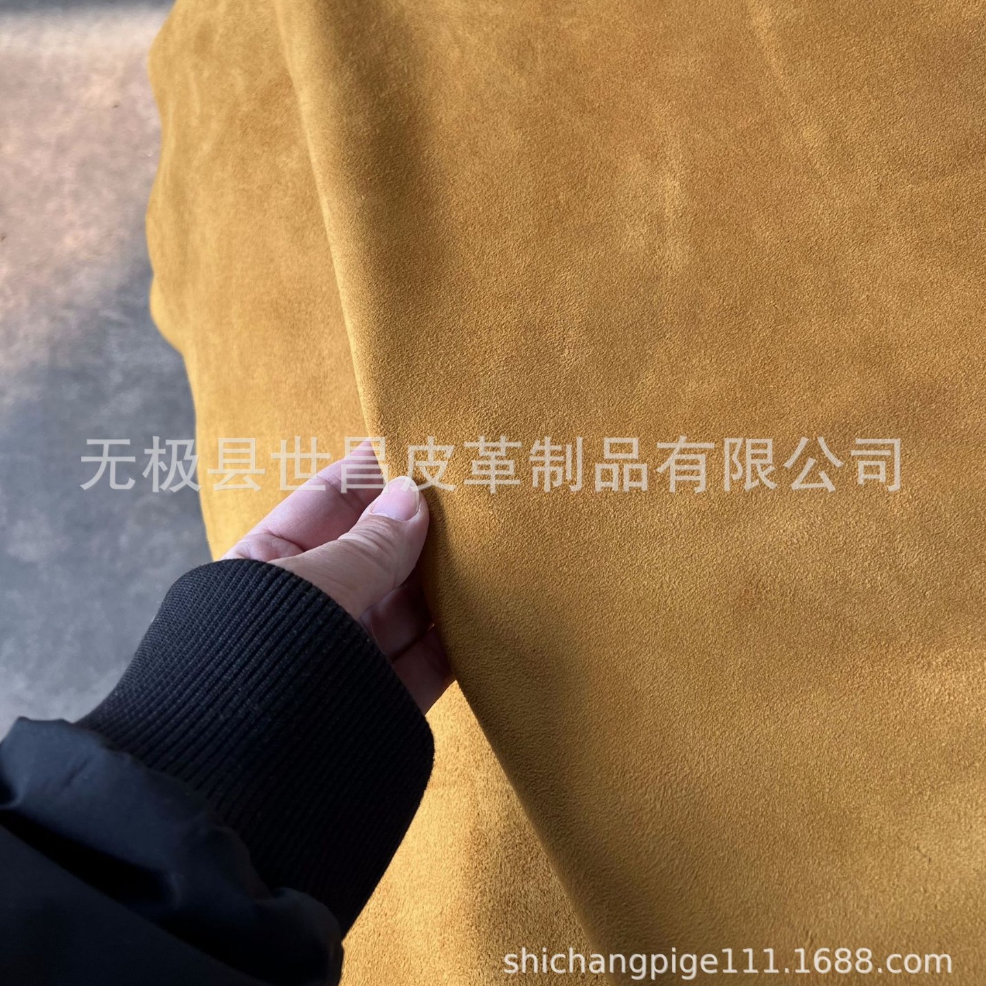 金黄头层牛皮绒面皮，张幅大，绒细，利用率高，厚度1.2-1.4-1.6