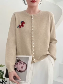 早秋新款韩系小马刺绣针织开衫女圆领珍珠扣软糯外搭通勤毛衣外套
